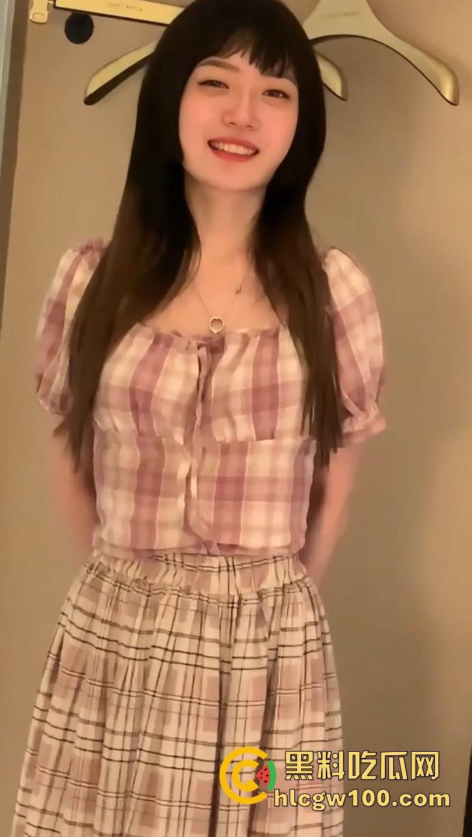 上海大学高颜值大四学姐【顾晓雨】跟富二代约炮视频曝光,娇喘声声红唇微颤,粉嫩吸引眼球。-1