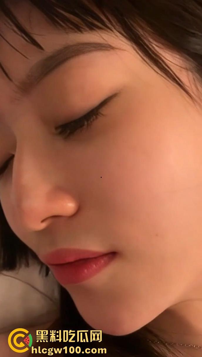 上海大学高颜值大四学姐【顾晓雨】跟富二代约炮视频曝光,娇喘声声红唇微颤,粉嫩吸引眼球。-12