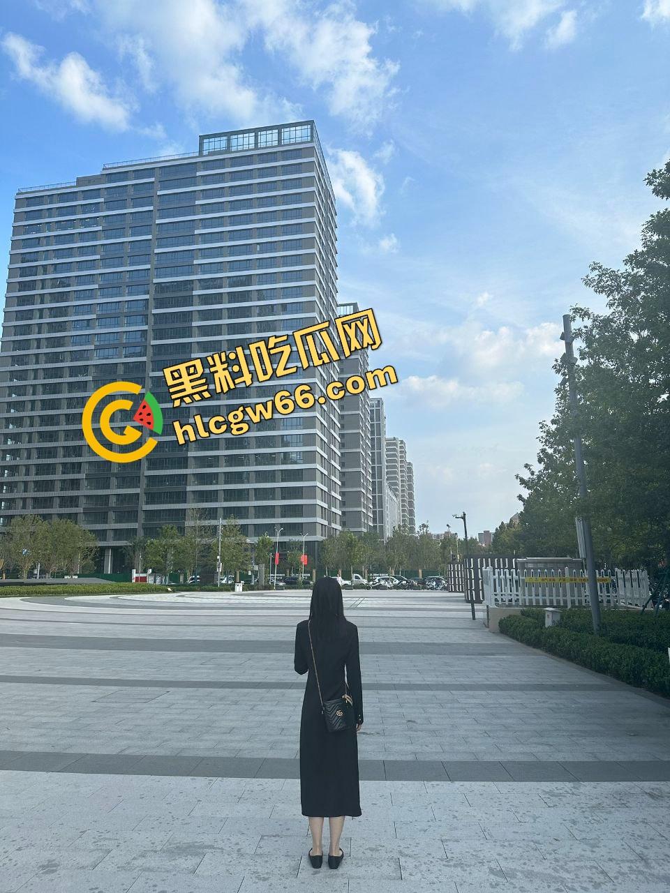 上海大学生眼镜妹『何小洁』酒店约炮玩露出,学不学无所谓,肥臀翘得高,嘴里叼根屌比谁都稳!-2