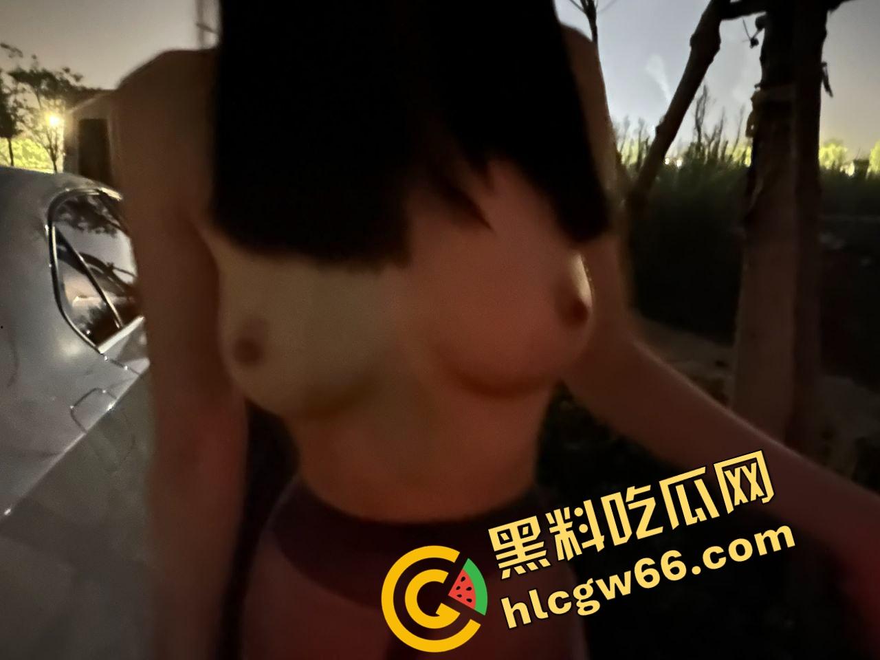 上海大学生眼镜妹『何小洁』酒店约炮玩露出,学不学无所谓,肥臀翘得高,嘴里叼根屌比谁都稳!-18