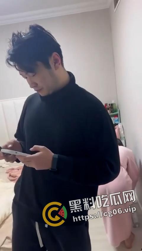 小白脸捉奸卖淫给自己钱花的女朋友 还报警把人抓了再朋友圈曝光   吃完饭把锅砸了 有原则 但不多-9