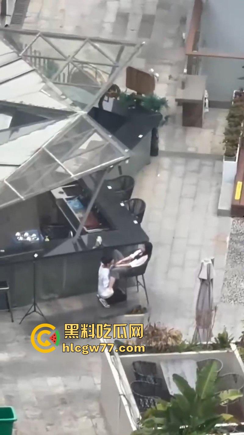 情侣当众发骚！男友大庭广众下给女友抠逼 高潮抽搐视频引爆全网！-3