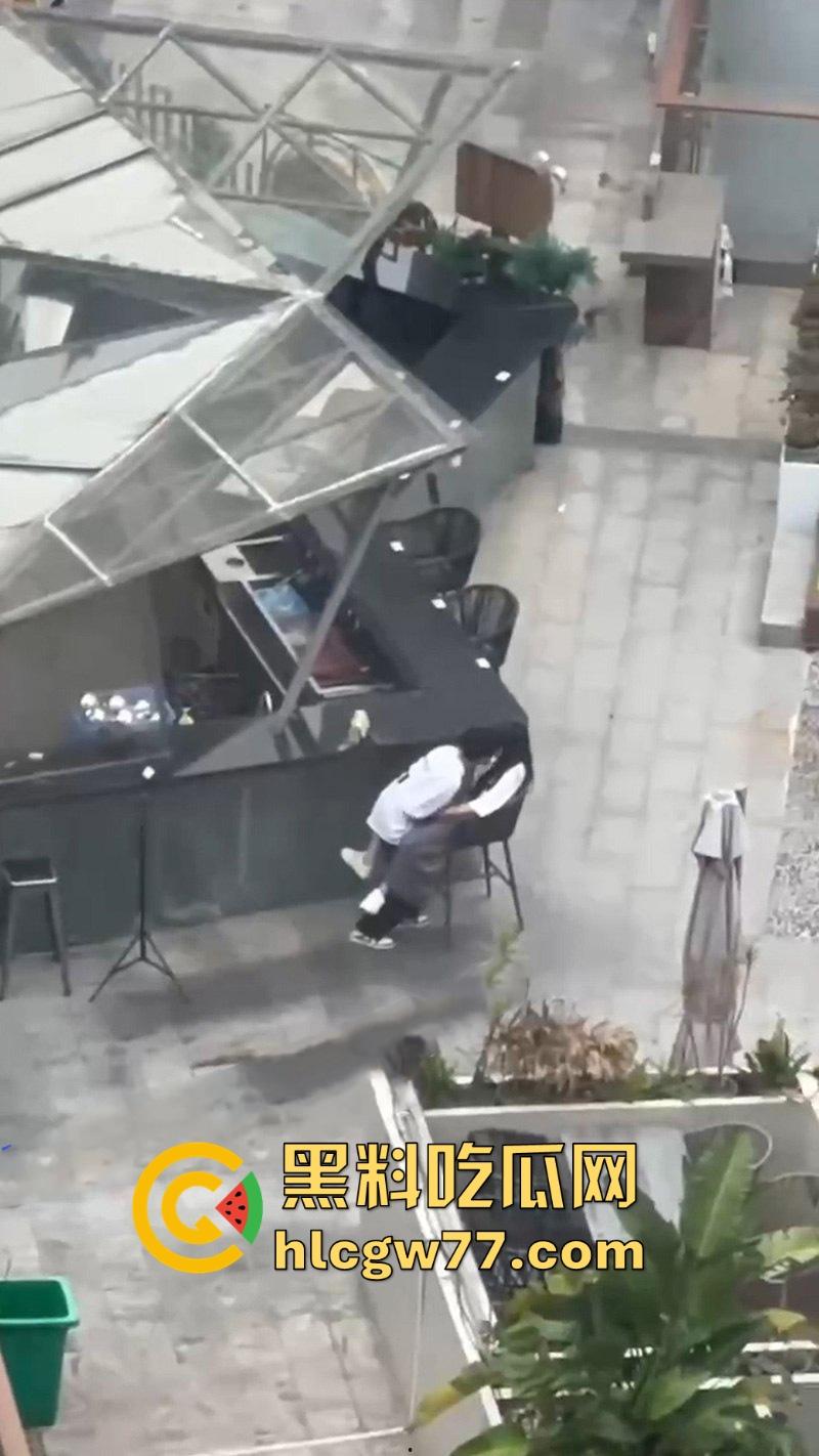 情侣当众发骚！男友大庭广众下给女友抠逼 高潮抽搐视频引爆全网！-8