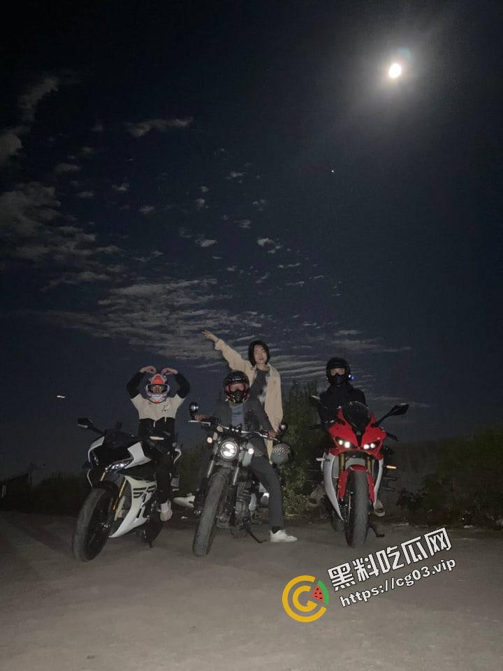 浙江台州骑士穿墙殒命！拉极速 把墙撞了一个大洞！远光灯之乡的冲击力！-1