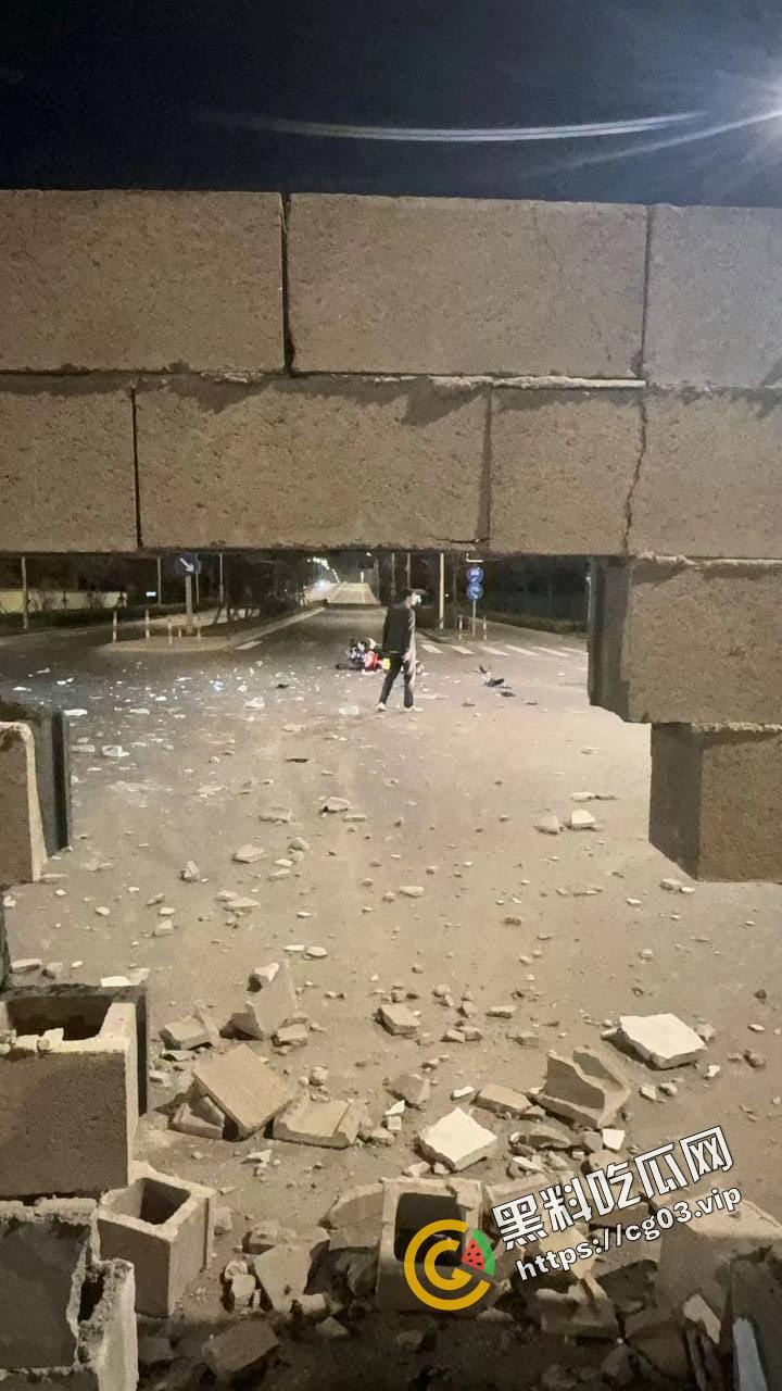 浙江台州骑士穿墙殒命！拉极速 把墙撞了一个大洞！远光灯之乡的冲击力！-2