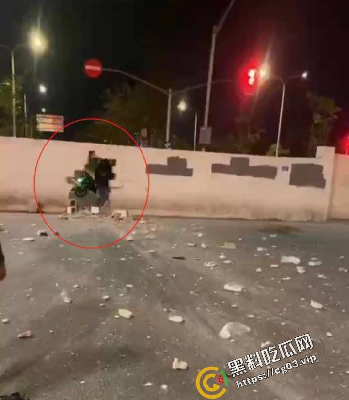 浙江台州骑士穿墙殒命！拉极速 把墙撞了一个大洞！远光灯之乡的冲击力！-3