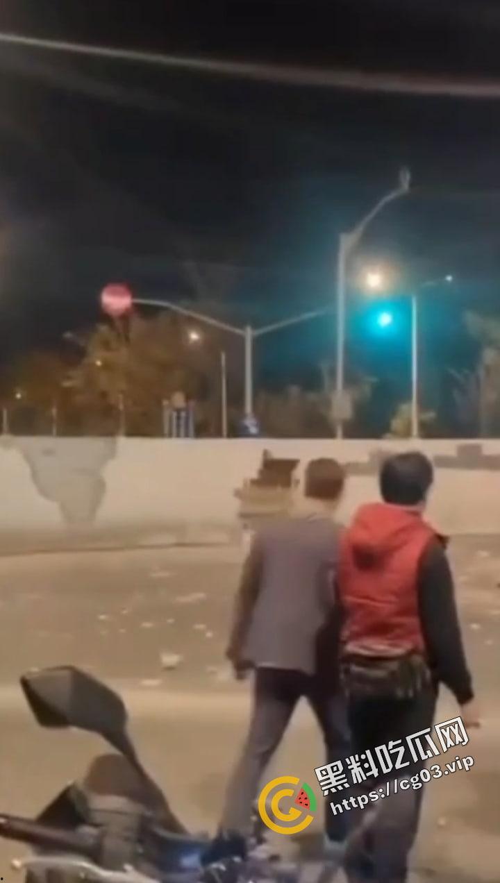 浙江台州骑士穿墙殒命！拉极速 把墙撞了一个大洞！远光灯之乡的冲击力！-6